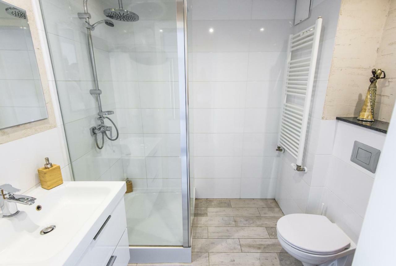 Studio di 35 m² in Appartamento con 1 bagno privato in zona Poznan Centro Esterno foto